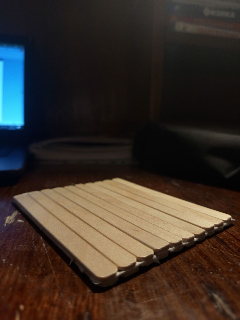 Процесс склеивания палочек